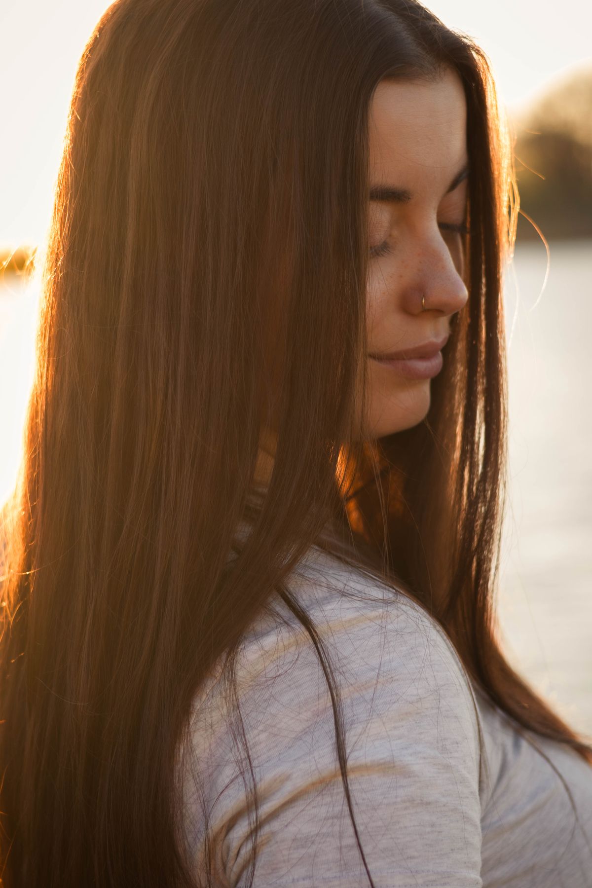 Portrait de profil d'une jeune femme aux longs cheveux, lumière douce