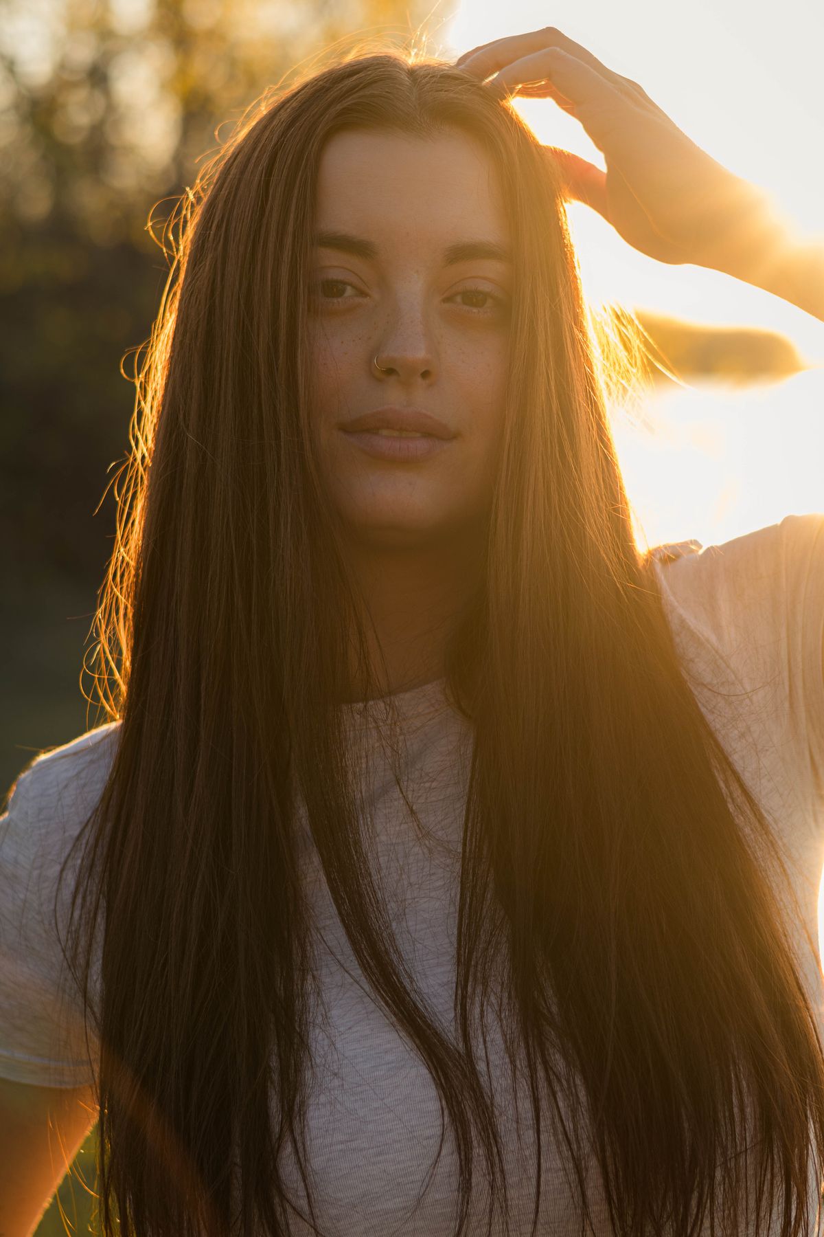 Jeune femme à contre-jour dans la lumière dorée du soir