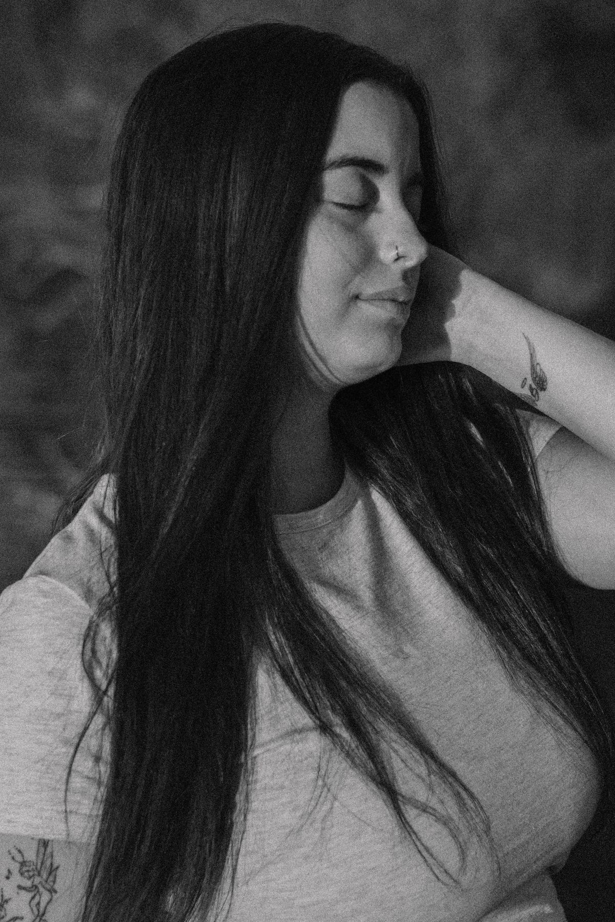 Portrait artistique en noir et blanc d'une jeune femme