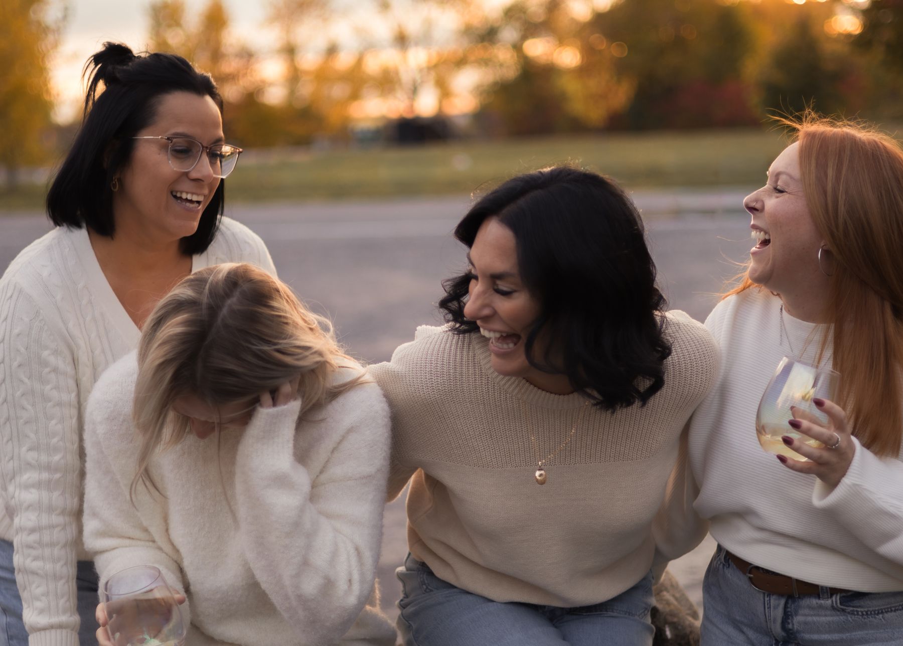 Groupe d'amies éclatant de rire au bord de l'eau